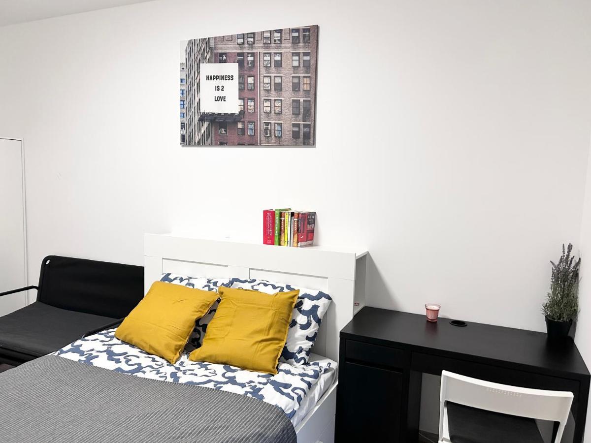 Downtown Family Haven: Modern 3BR with Balcony and Parking Apartment Budapest Exterior photo