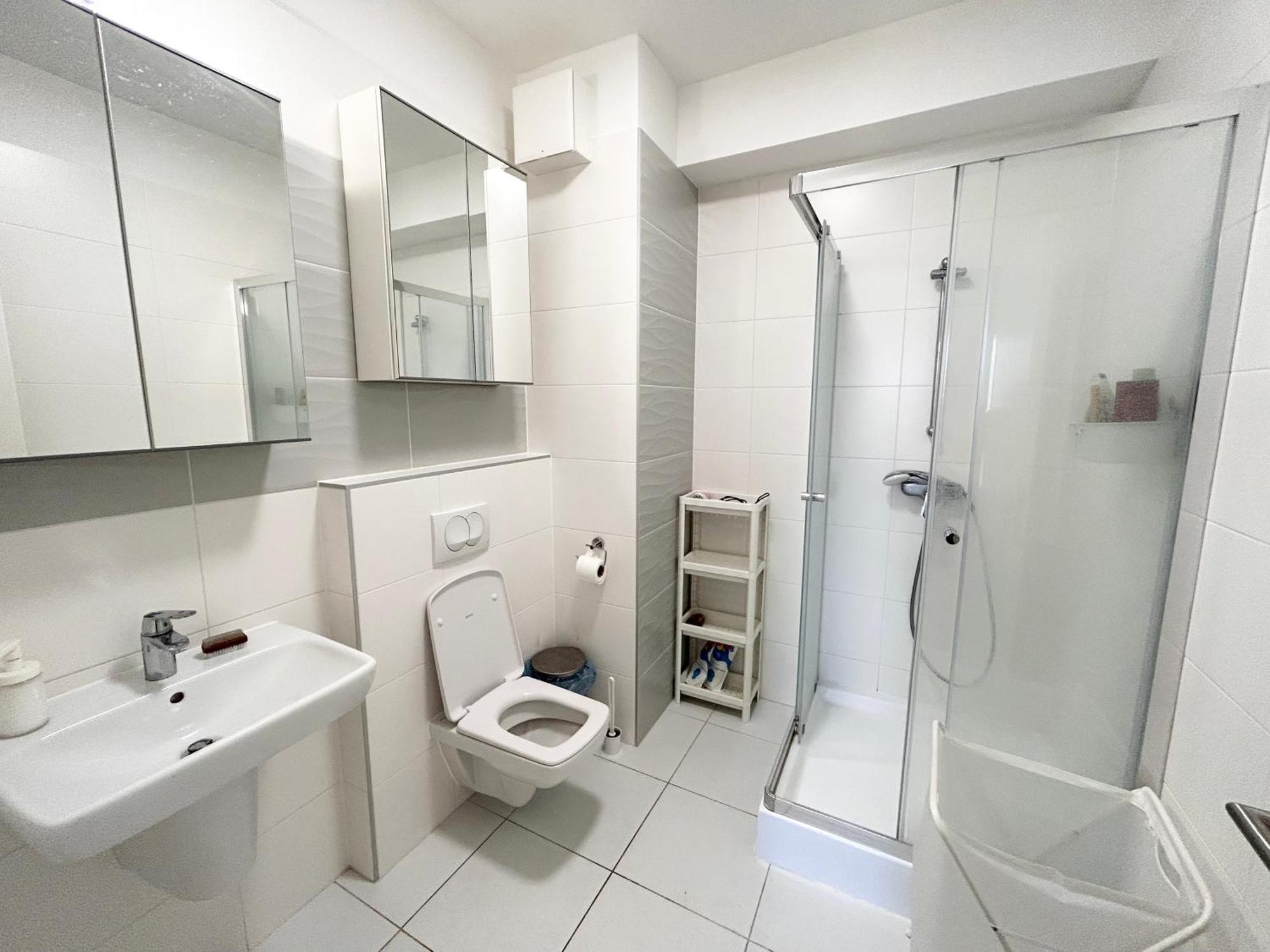 Downtown Family Haven: Modern 3BR with Balcony and Parking Apartment Budapest Exterior photo